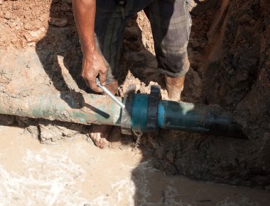 Erkek işçiler iş onarım boru su ile