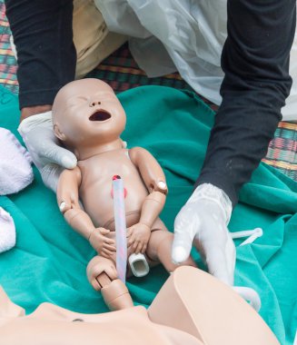 Doktor, ilk yardım, doğum yenidoğan tıbbi bebek kukla ile yardımcı olmak eğitim Yenileyici
