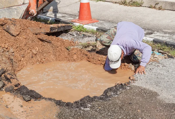  Erkek işçiler ana boru su kırık onarmak