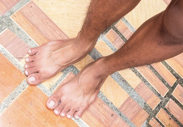 Masculino descalço pés no chão telha o pobre dinheiro para comprar sapato — Fotografia de Stock