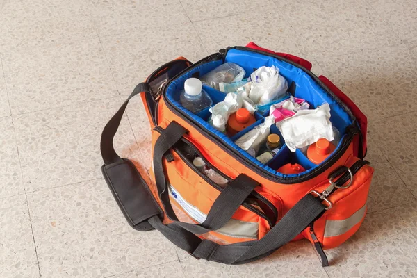 Kit de primeros auxilios con bolsa y medicamentos — Foto de Stock