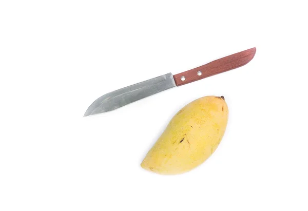 芒果和白色背景上的刀. — 图库照片