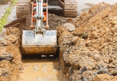 Kazı kazısı. Kırık su borusu. Ana su tesisatı yolda.