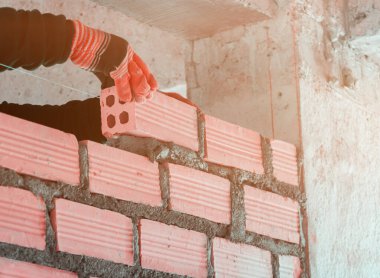 işçi endüstriyel tuğla döşeme içine tuğla döşeme ve inşaat şantiyesine inşaat