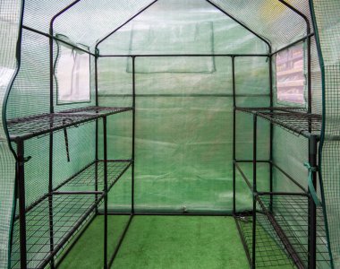 İçerideki bitkiler için küçük bir sera.