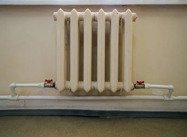 Radiador Hierro Fundido Está Conectado Con Tubos Plástico Sistema Calefacción —  Fotos de Stock