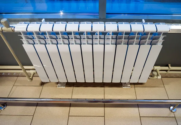Radiador Calefacción Bimetálico Moderno Instalado Debajo Una Ventana Edificio Industrial — Foto de Stock