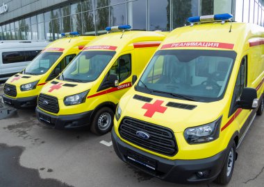 Rusya, Voronezh - 04 Mayıs 2020: Yeni tıbbi ambulanslar hizada