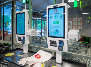 Rusya, Voronezh - 30 Mayıs 2020: Pyaterochka mağazasındaki self servis terminalleri