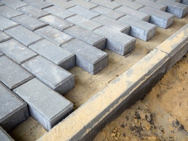 Yolun kenarına kaldırımlar seriyorum.