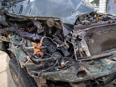 Voronezh, Rusya - 22 Haziran 2020: Bir yolcu aracının ön kısmı bir kazada ezildi