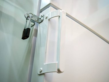 Buzdolabının kapısı asma kilitlerle donatılmış.