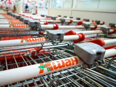Voronezh, Rusya - 4 Temmuz 2020: Auchan süpermarketinde alışveriş arabaları sıraları
