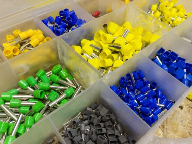 Parçalanmış teller için ferruatlı plastik konteyner