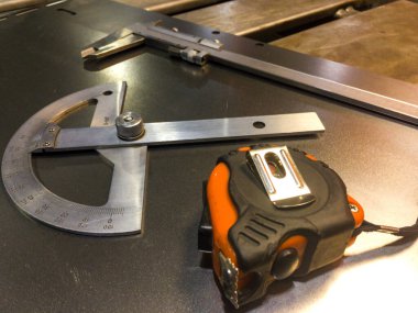 Ölçüm aletleri bir metal levha üzerinde yatıyor