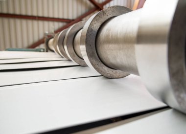 İnce metali paten kesiciyle kesmek.