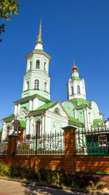 Voronezh, Rusya - 30 Ağustos 2020: Kozmonotlar Caddesi 'ndeki Trinity Kilisesi, Voronezh