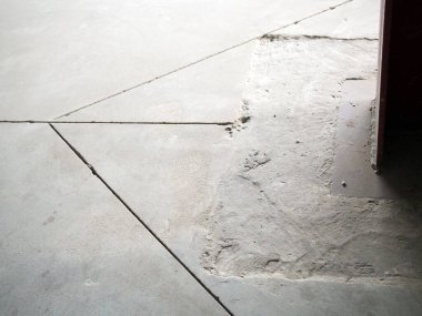 Sütunun beton zemininde genişletme eklemleri