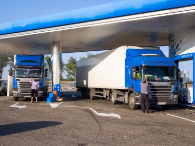 Voronezh, Rusya - 15 Eylül 2020: Kamyon şoförleri kamyonlarını bir benzin istasyonunda yıkıyorlar