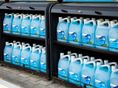 Voronezh, Rusya - 15 Eylül 2020: Benzin istasyonunda çamaşır deterjanı ile doldur