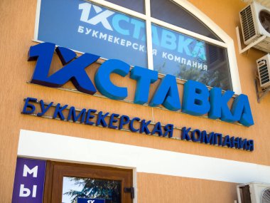 Feodosiya, Kırım - 15 Eylül 2020: Bahisçi 1X BET, Feodosia, Kırım İşareti 