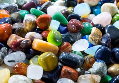 Cilalanmış doğal taşlar ve çeşitli dekorasyonlar.