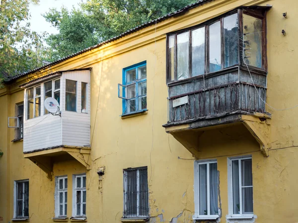İki katlı eski bir binanın balkonları, Voronezh.