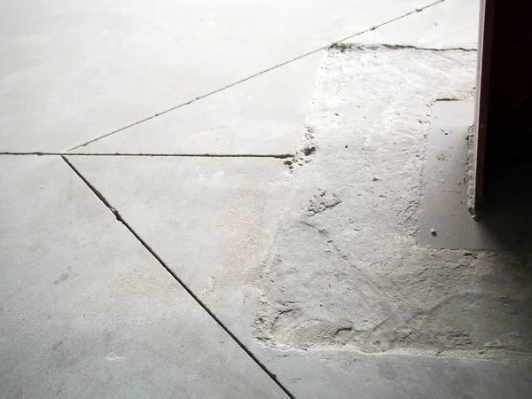 Sütunun beton zemininde genişletme eklemleri