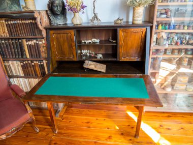 Koktebel, Kırım - 16 Eylül 2020: Kırım 'ın Koktebel kentindeki Maximilian Voloshin ev müzesinin atölyesindeki şair ofisi