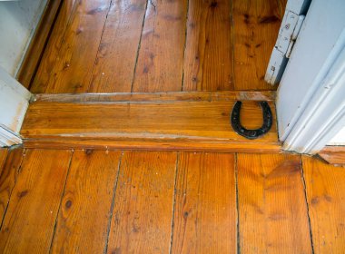 At nalı evin ön kapısına çivilenmiş.