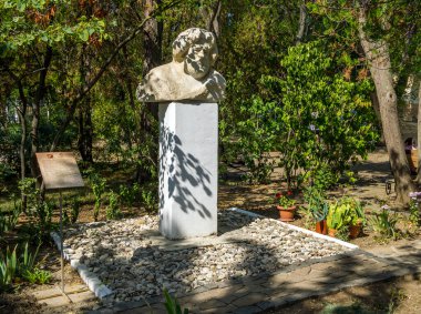 Koktebel, Kırım - 16 Eylül 2020: Heykeltıraş Grigoriev, Koktebel, Kırım 'ın Maximilian Voloshin' in heykeli