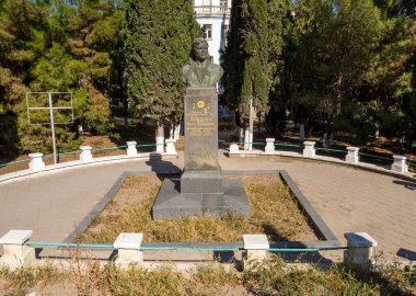 Sudak, Kırım - 16 Eylül 2020: Sudak, Kırım 'da şarap üreticisi M.D.Knyazeva' nın heykeli