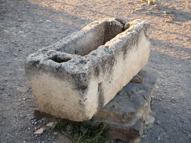 Stone bowl with drain for grape pressure