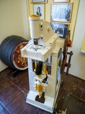 Novyj Svet, Kırım - 17 Eylül 2020: Şampanya şişelerini kapatma makinesi