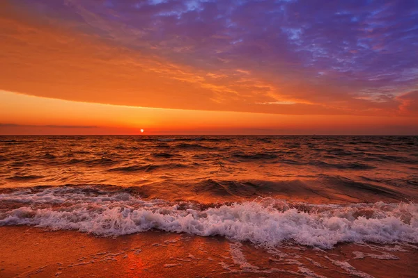 Coucher de soleil fantastique sur la mer . — Photo