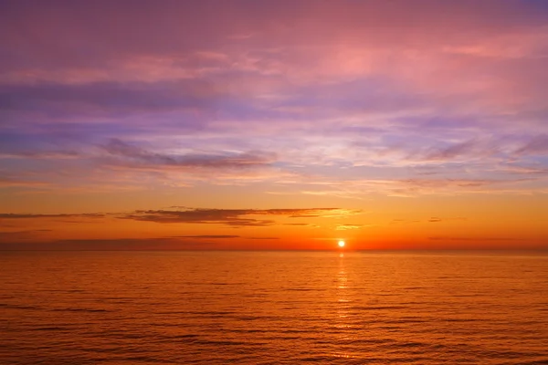 Fantástico atardecer naranja sobre el mar . — Foto de Stock