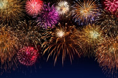 Gece gökyüzünde güzel havai fişekler.