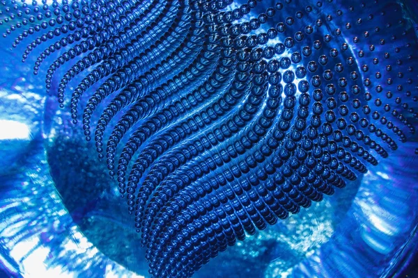 Блискучі повітряні бульбашки в склі, синій фон абстрактна текстура — стокове фото