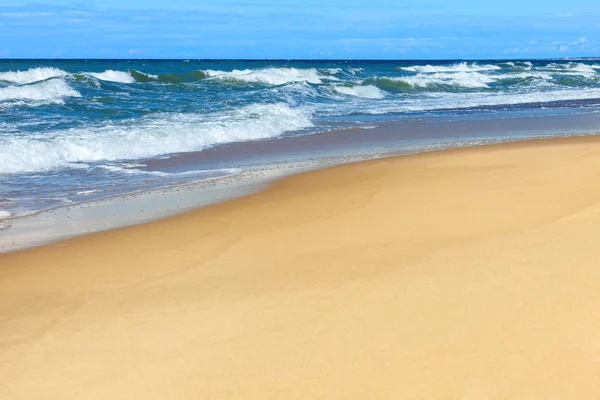 Bellissimo mare e spiaggia dorata con spazio per testo . — Foto Stock
