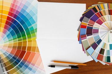 İki renk paleti Kılavuzu ahşap arka plan ve beyaz s