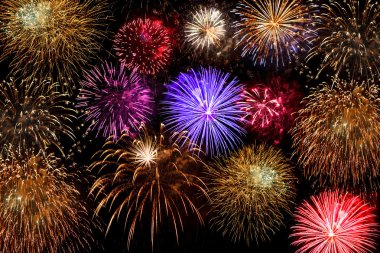 Gece gökyüzünde güzel havai fişekler.