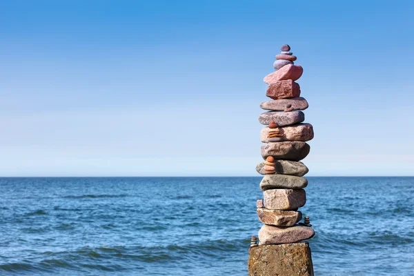 Концепция баланса и гармонии. Рокки дзен на море . — стоковое фото