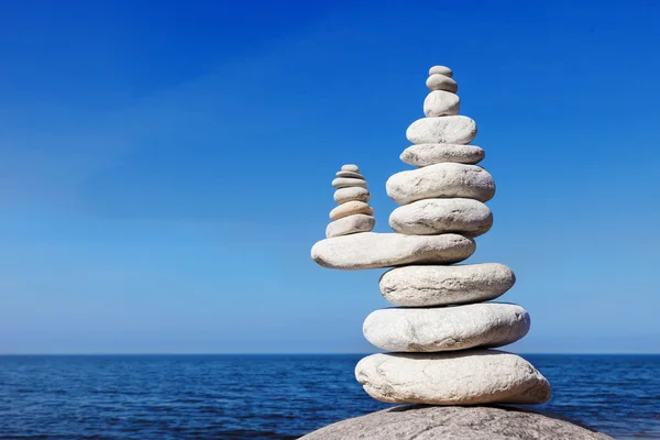 Концепция баланса и гармонии. Белые скалы Дзен на море . — стоковое фото