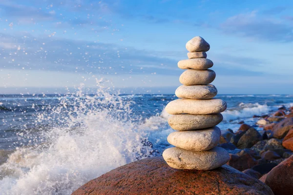 Concepto de equilibrio y armonía. Rock Zen al atardecer . — Foto de Stock
