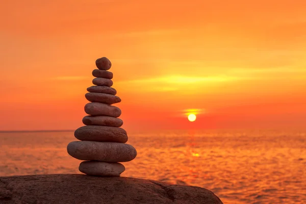 Konzept der Harmonie und Ausgewogenheit. Rock Zen auf dem Hintergrund des Sonnenuntergangs. — Stockfoto