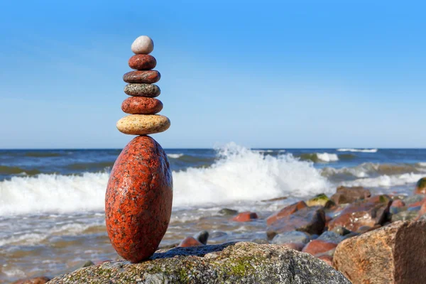 Concepto de armonía y equilibrio. Rock Zen sobre un fondo de su —  Fotos de Stock