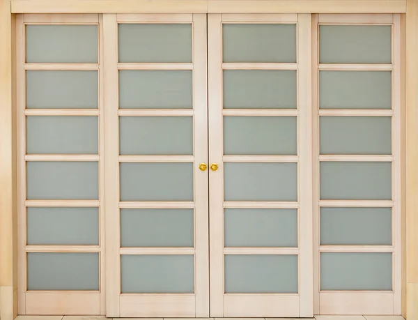 Drewniane drzwi przesuwne szklane płytki. — Zdjęcie stockowe