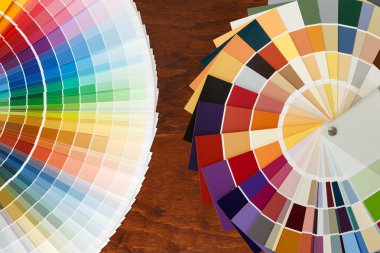 İki renk paleti Kılavuzu ahşap arka plan üzerinde.