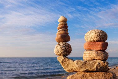 Uyum ve denge kavramı. Gün batımında Rock Zen