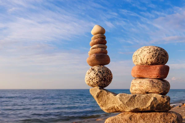 Koncepce harmonie a rovnováhy. Zen Kámen při západu slunce — Stock fotografie